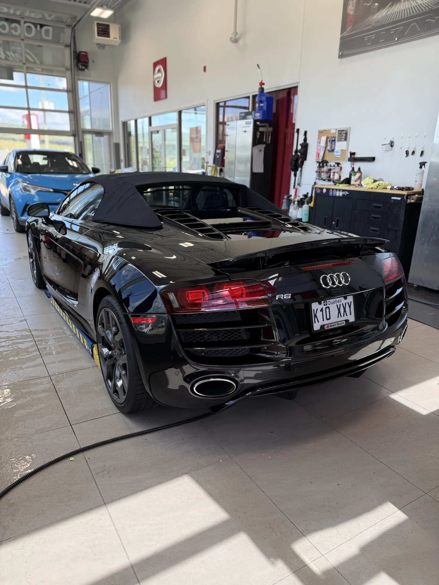 Audi R8 noire avec finition brillante après scellant